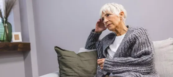 Bild Frau auf Sofa in Sorge