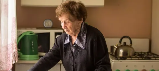 Frau macht sich etwas zu essen