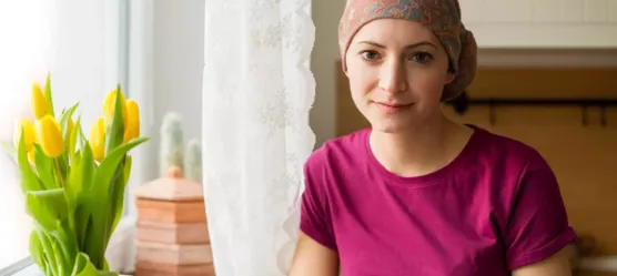 Bild: Frau mit Kopftuch liest ein Buch