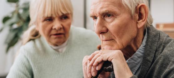 Foto: Alte Frau schaut ihren dementen Ehemann an