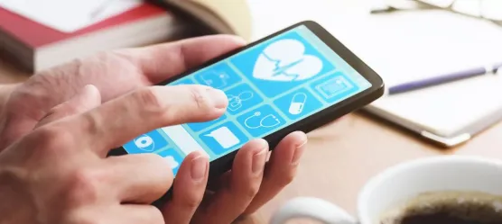 Bild: Hände mit Smartphone in der Hand