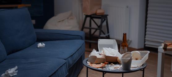 Bild: Nahaufnahme eines Tisches mit Resten darauf.