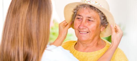 Bild: ältere Dame mit Hut