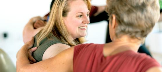 Pflegeselbsthilfegruppe: Pflegende Angehörige umarmen sich