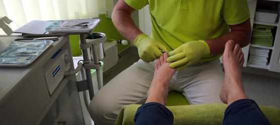 Medizinische Fußpflege-Behandlung in einer Praxis