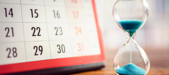 Kalender und Sanduhr