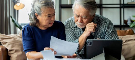 Foto: Älteres Paar arbeit gemeinsam am Notebook