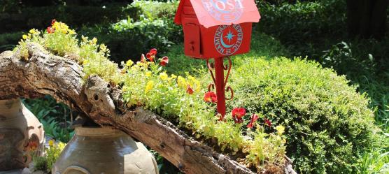 Ein roter Briefkasten