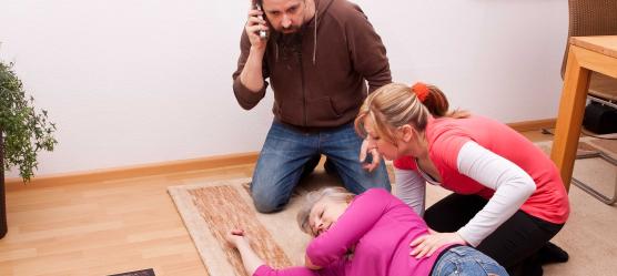 Kinder rufen Rettungsdienst für Oma