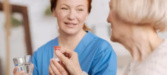 Bild Pflegerin gibt Rentnerin Medikamente
