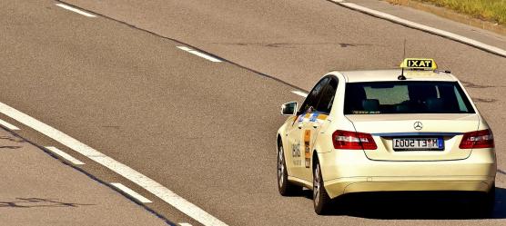 Taxi fährt auf einer Strasse