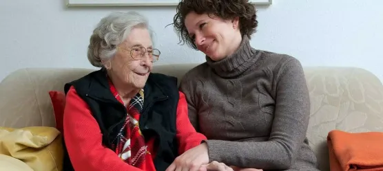 Bild Frau mit Oma auf dem Sofa