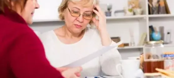 Bild Frau spricht mit Rentnerin