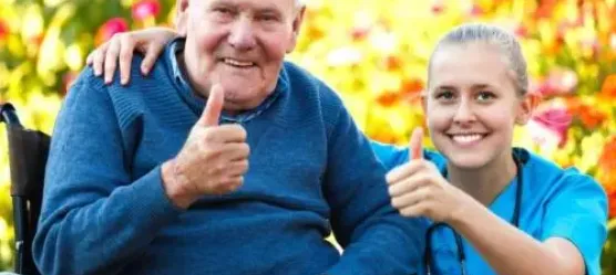 Bild Rentner und Pflegerin mit Daumen hoch