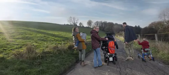 Familie geht eine Strasse entlang