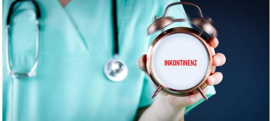 Eine Person hält einen Wecker hoch mit der Aufschrift Inkontinenz