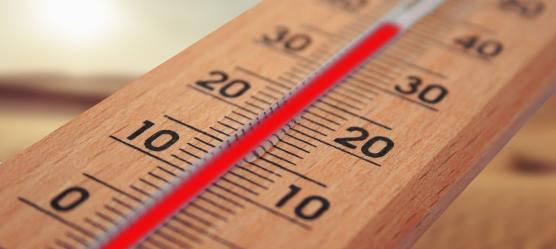 Thermometer mit der Anzeige über 30 Grad