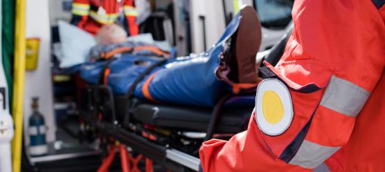 Rettungsdienst im Einsatz beim Abtransport von Unfall-Opfer